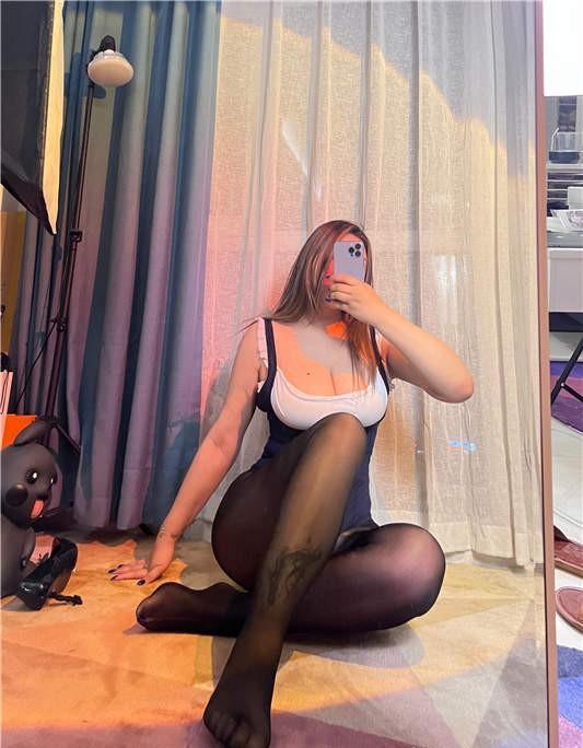 多肉大白兔 – 油亮开档女仆 [22P/3V/132MB]