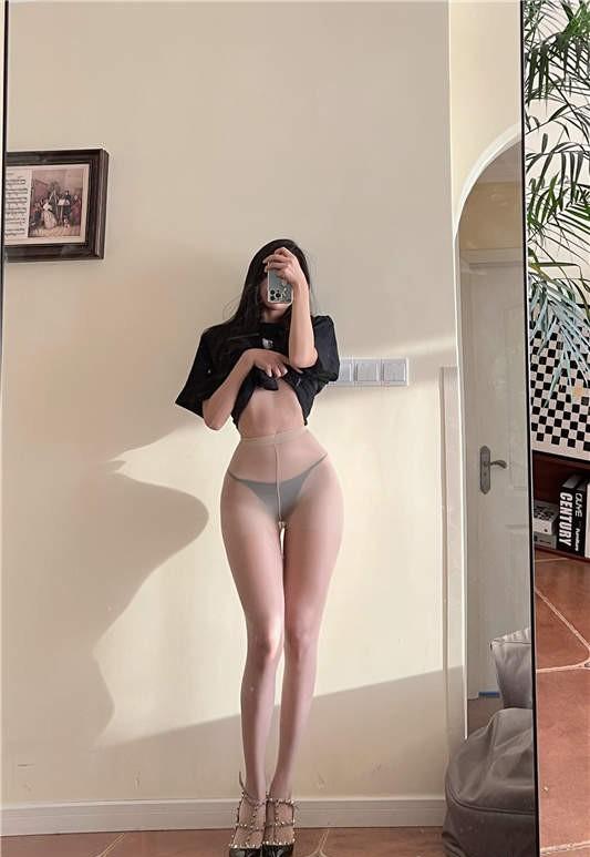 纪念小小V – 肉丝脚丫 [18P/11MB]