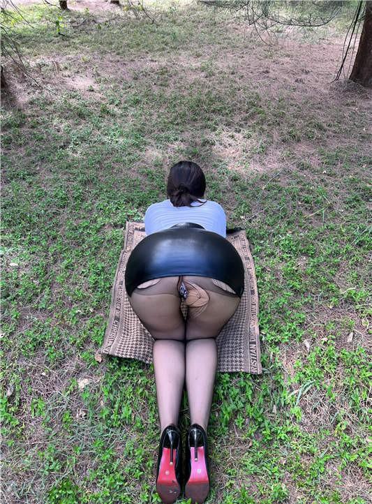 迷人的五姨太 – 制服OL的户外诱惑 [30P/258MB]